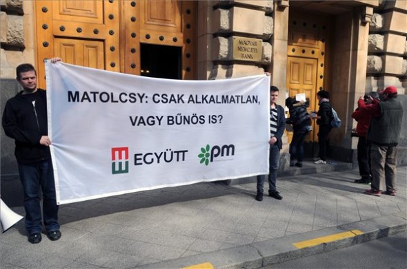 Matolcsy ablaka alatt tüntetett az Együtt-PM