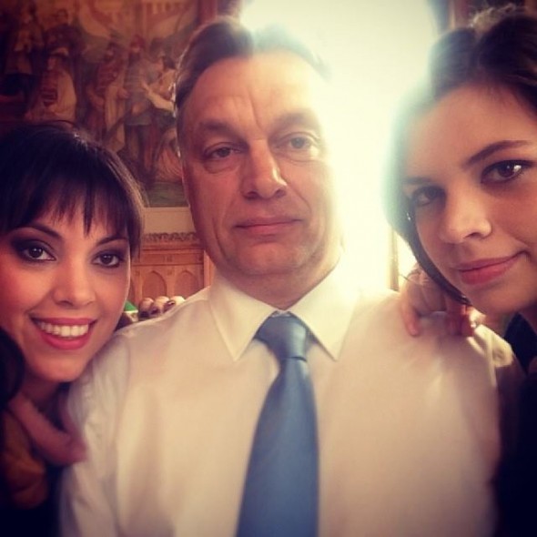 Orbán selfie-t nyomott a lányaival