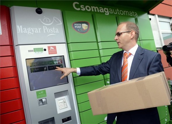 Csomagkiadó automatákat állított üzembe a Magyar Posta
