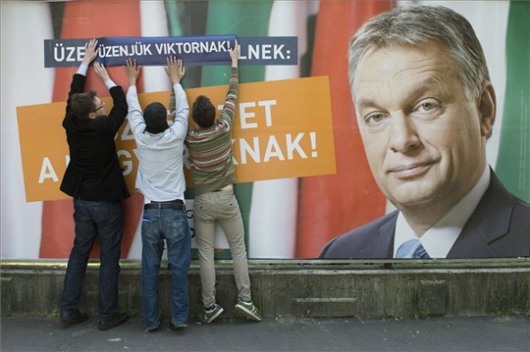 Az Együtt-PM átragasztotta a Fidesz egyik kampányplakátját