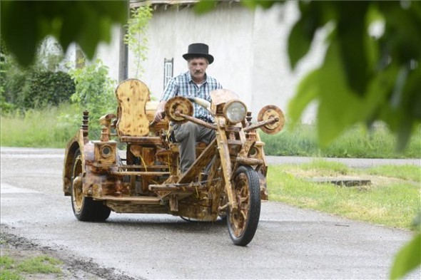 Fából készített chopper motorkerékpárt egy férfi Tiszaörsön