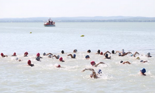 Szar ügy: megvan, mitől betegedtek meg a Balatonban úszók