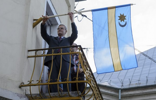 Székely zászlót tűzött ki nagyváradi irodájára Tőkés László