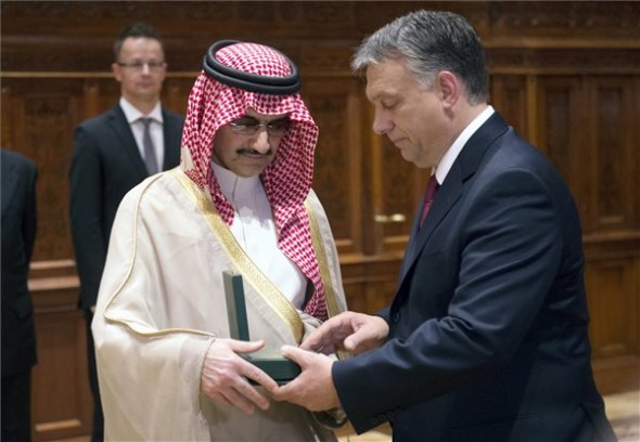 Orbán Viktor kitüntetett egy szaúdi herceget