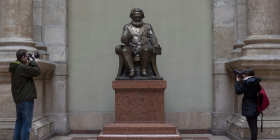 Elviszik a Marx-szobrot a Corvinusról