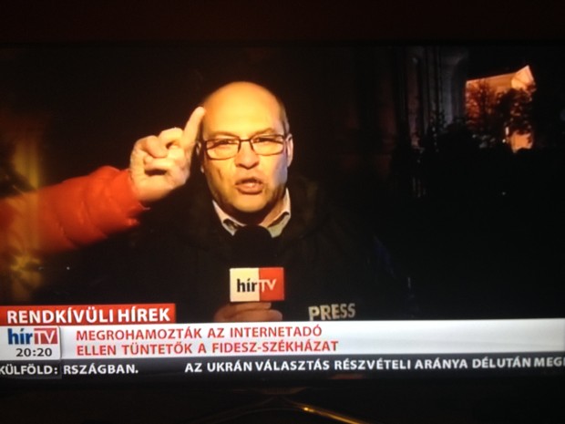 Inzultálták a Hír Tv riporterét a Fidesz-székház előtt