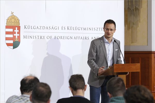 Szijjártó: a magyar kormány a nyitottság és átláthatóság pártján áll