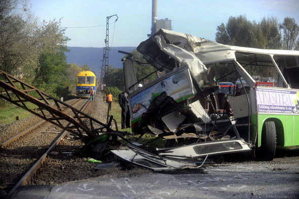 Vonattal ütközött egy autóbusz Tatabányán, sok sérült