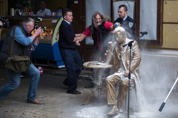Berágtak egy szobron Pécsen, liszttel öntötték le