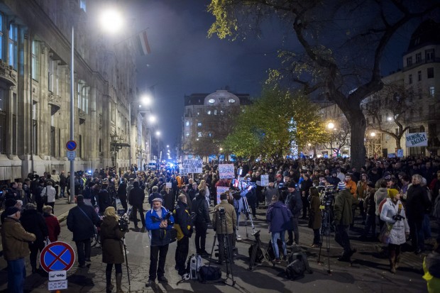 Tüntettek az újabb manyup lenyúlás ellen Budapesten