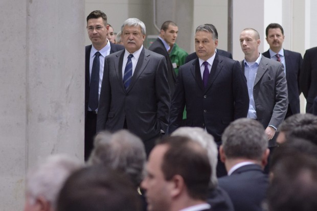 Orbán ma egy másik kedvenc oligarchájánál avatott