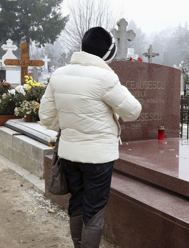 Ma is kerül Ceausescu sírjára virág