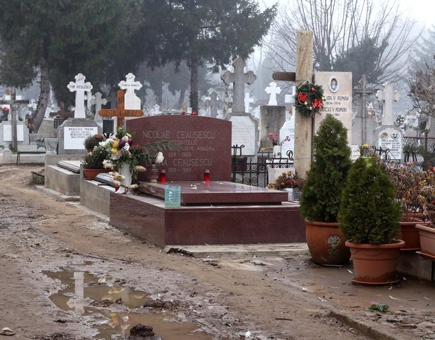 Ma is kerül Ceausescu sírjára virág