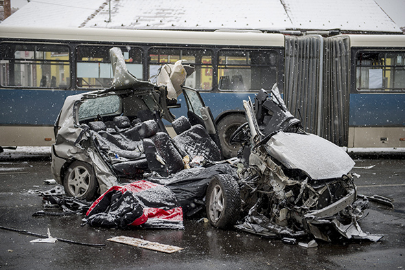 Helyi járatú busz ütközött autóval Pécsen, halott is van