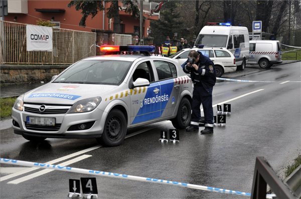 Meglőttek egy fegyveres férfit a rendőrök Budapesten