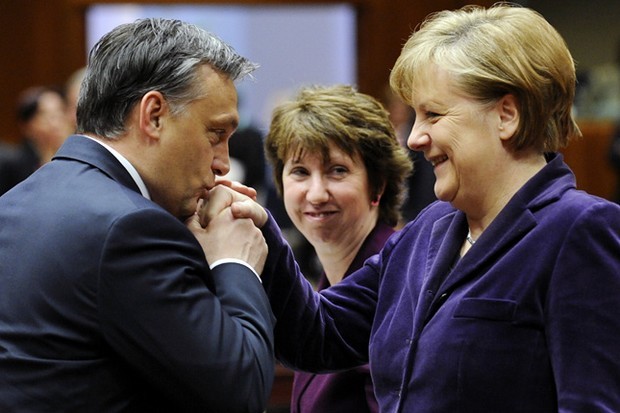 Na, ki bujkál Merkel asszony szoknyája mögé?