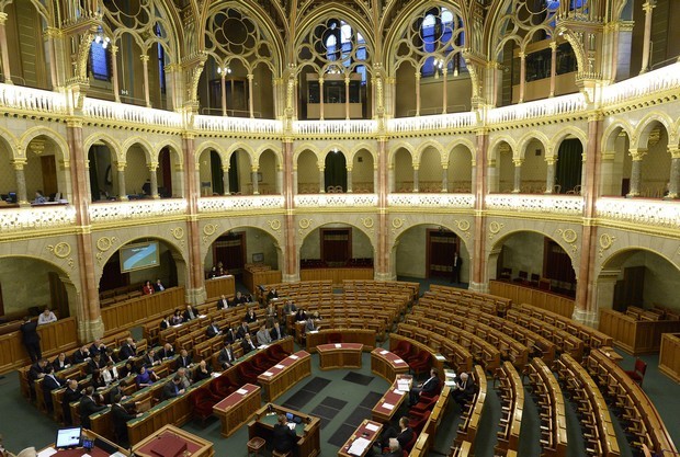 Határozatképtelen a parlament, mert a Fidesz távolmaradt