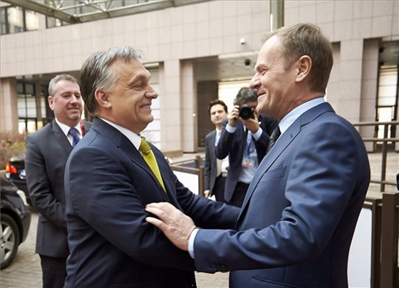 Orbán Viktor igenis remekül fog kezet, legalábbis az MTI képein