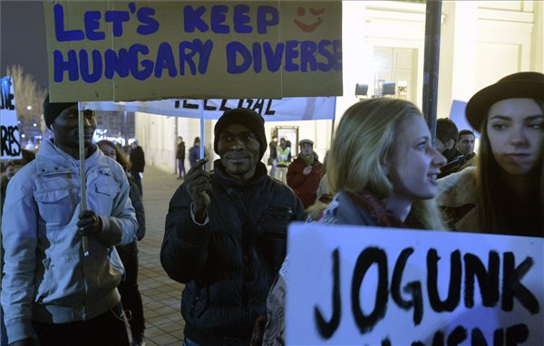 "Magyarország mindenkié": Orbán kijelentése ellen tüntettek a Deák téren