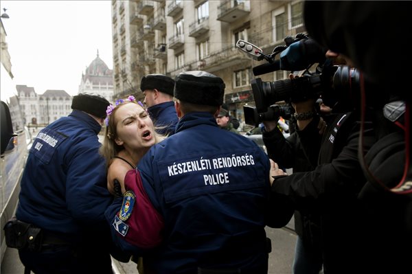 Putyin-ellenes Femen-aktivistát vitt el a rendőrség