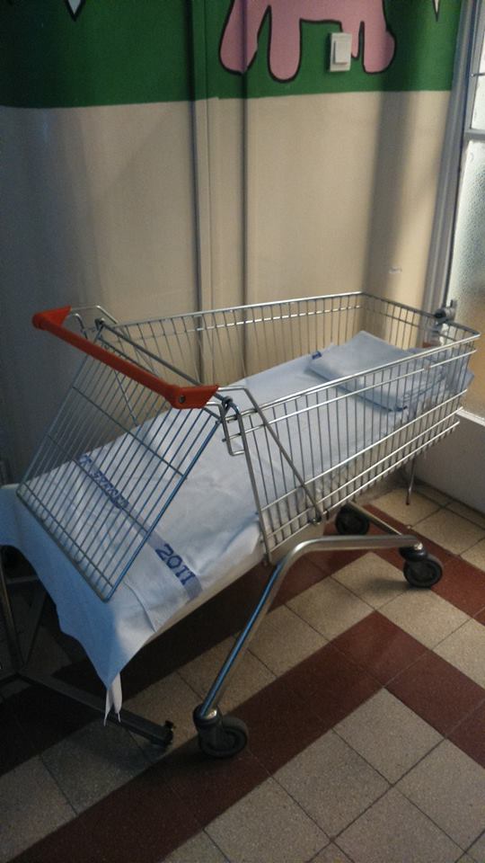 Ez egy gyermekkórházi ágy ma Magyarországon