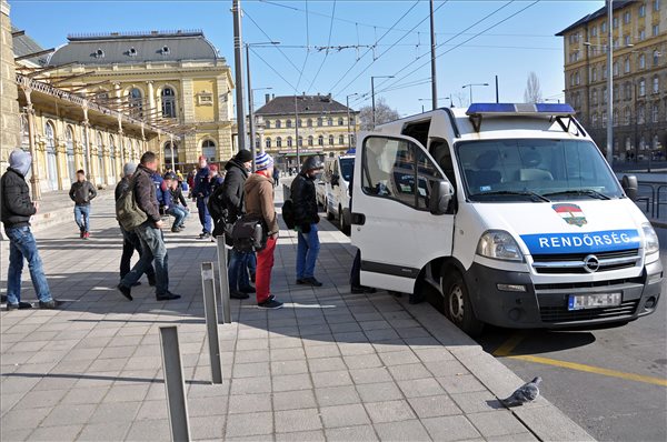 Koszovóikat tartóztattak fel a rendőrök a Keleti pályaudvaron