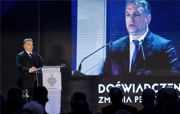 Orbán Viktort Arany Ernyő-díjjal tüntették ki a lengyelek