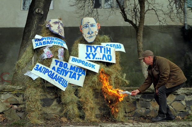 Putyin-szalmabábut égettek Ungváron