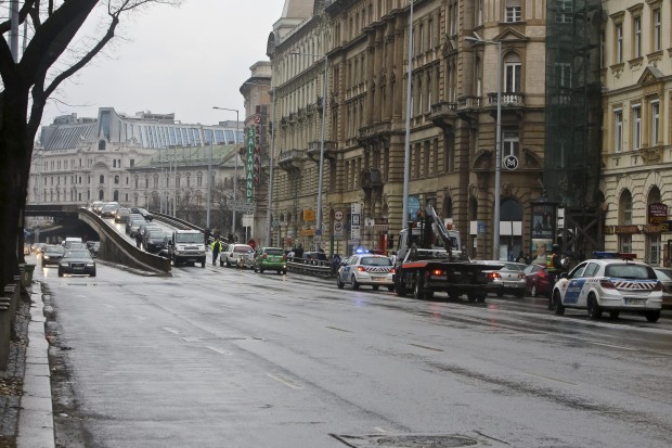 Autósok zártak le több utat délután Budapesten