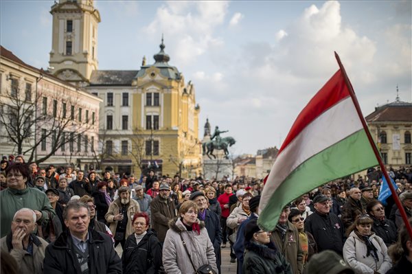 A kormány leváltására buzdítottak Pécsen