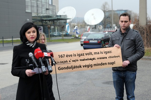 A közmédia hírhamisítói ellen tiltakozott az MSZP