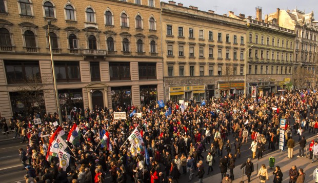 Rendszerbontó népszavazásokkal bomlasztanák Orbán rendszerét a civilek