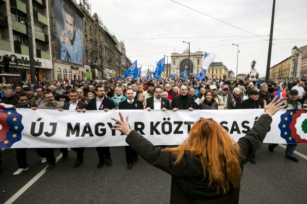 Az ellenzék új magyar köztársaságért tüntetett – bejelentették a csodafegyvert