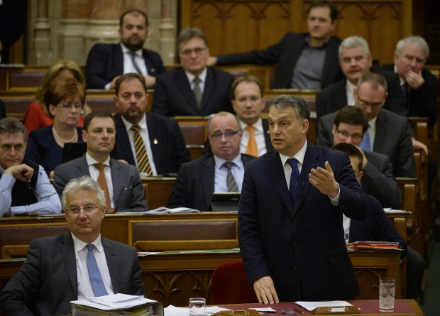 Orbánt Simicskáról, Putyinról és földmutyiról kérdezték ma a parlamentben