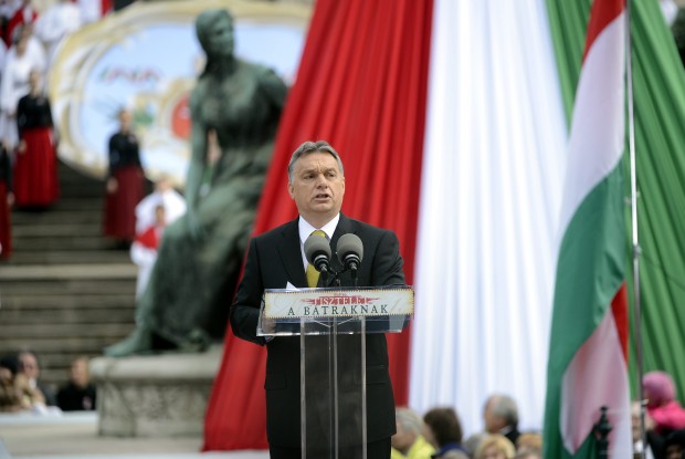 Orbán beszólt a facebookozóknak ünnepi beszédében
