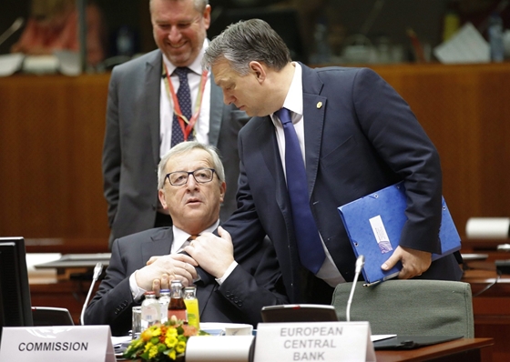 Orbán és Juncker újra furcsán fogtak kezet