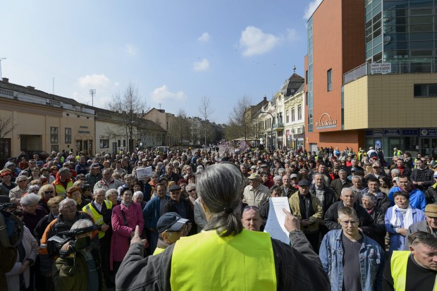Quaestor-károsultak tüntetnek Debrecenben