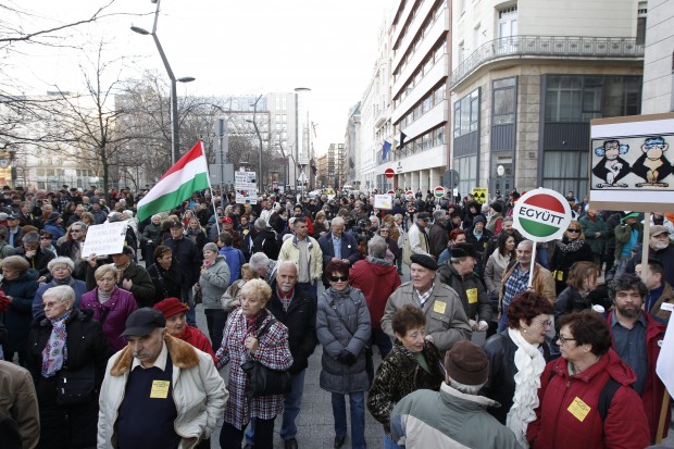 Tüntetnek a kormányzati korrupció ellen Budapesten