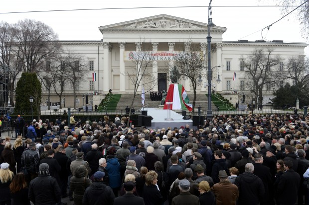 Tüntetők várják a tömegben Orbán beszédét