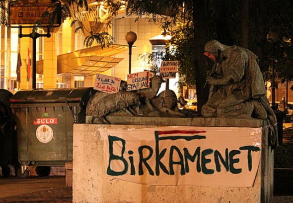 Orbánosították az Erzsébet téri szobrot - fotó