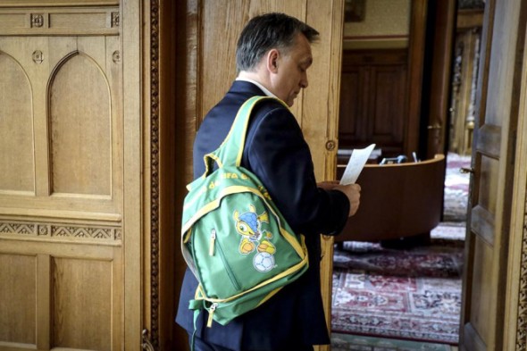Orbán új hátizsákot kapott
